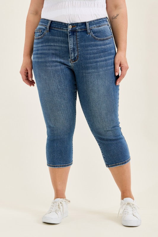JUDY BLUE MID-RISE MEDIUM-WASH CAPRI