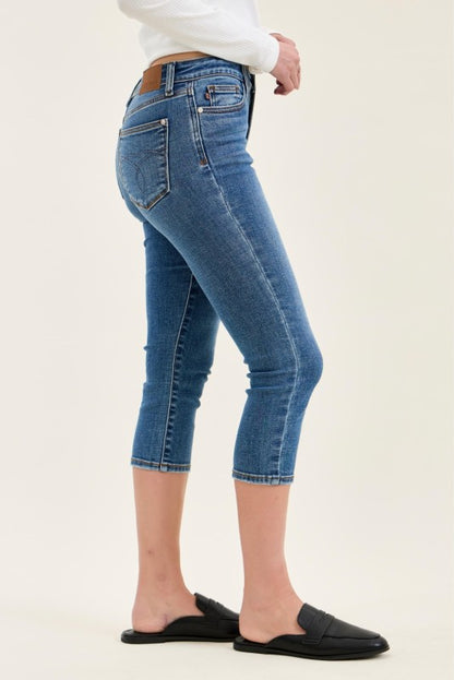 JUDY BLUE MID-RISE MEDIUM WASH CAPRI DENIM