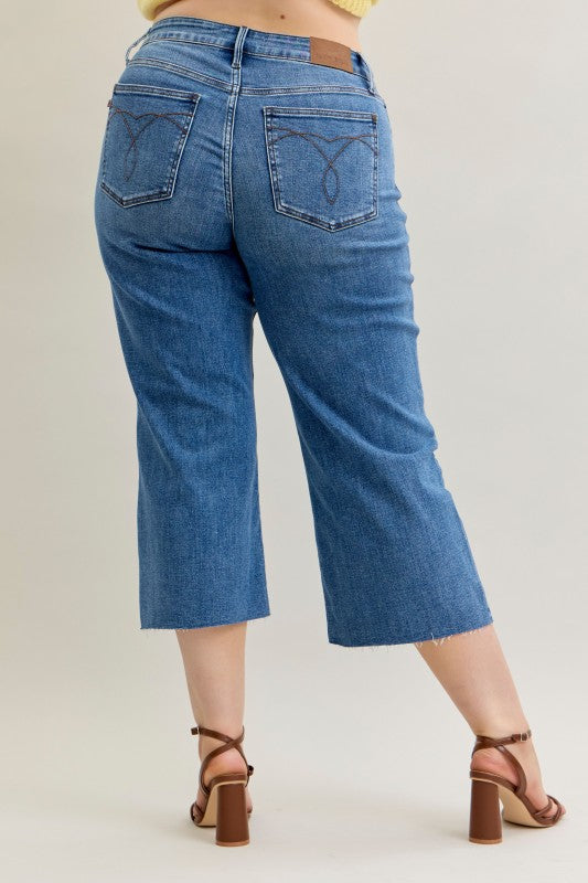 JUDY BLUE HIGH-RISE MEDIUM-WASH CROP CLASSIC WIDE-LEG DENIM W/RAW HEM