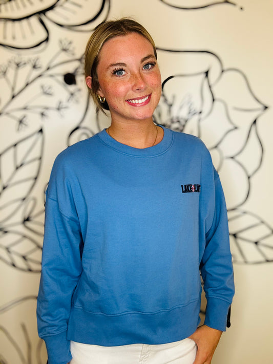 SHIRALEAH CHICAGO SOFT BLUE “LAKE LIFE BOAT DOCKS AND FLIP FLOPS” GRAPHIC SWEATSHIRT