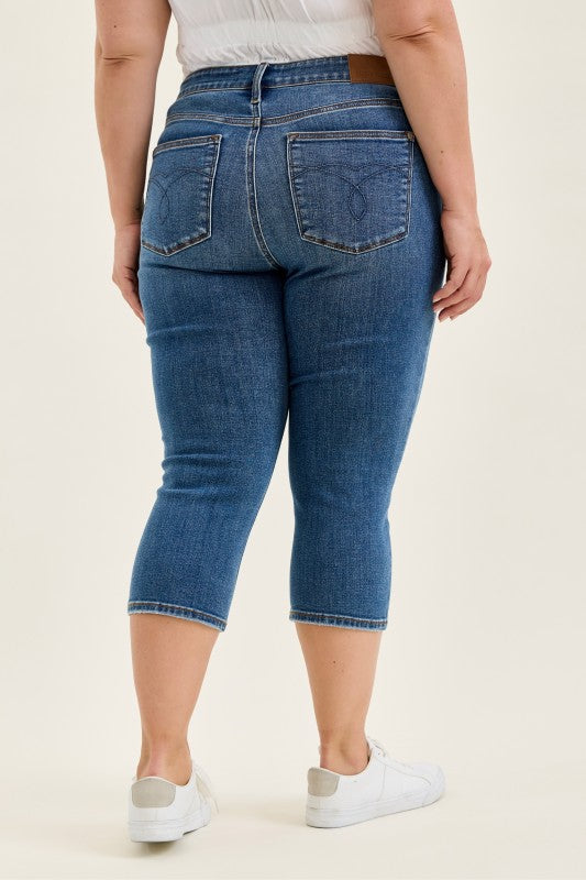 JUDY BLUE MID-RISE MEDIUM-WASH CAPRI