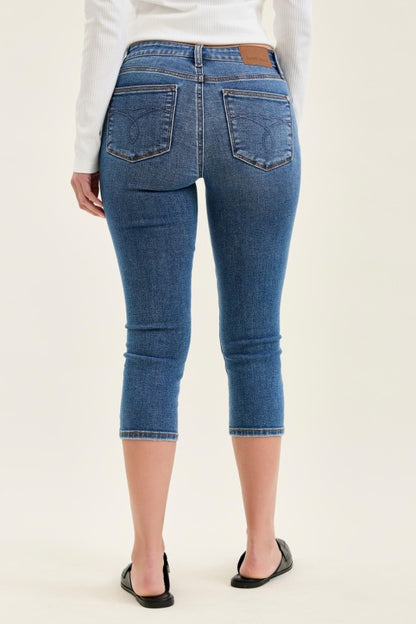 JUDY BLUE MID-RISE MEDIUM WASH CAPRI DENIM