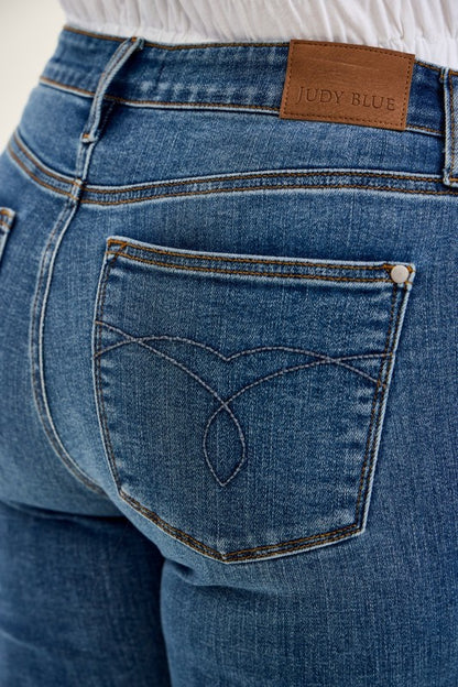 JUDY BLUE MID-RISE MEDIUM-WASH CAPRI