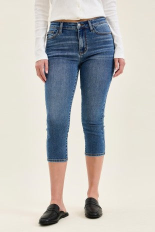 JUDY BLUE MID-RISE MEDIUM WASH CAPRI DENIM