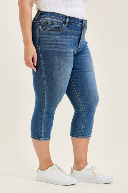 JUDY BLUE MID-RISE MEDIUM-WASH CAPRI