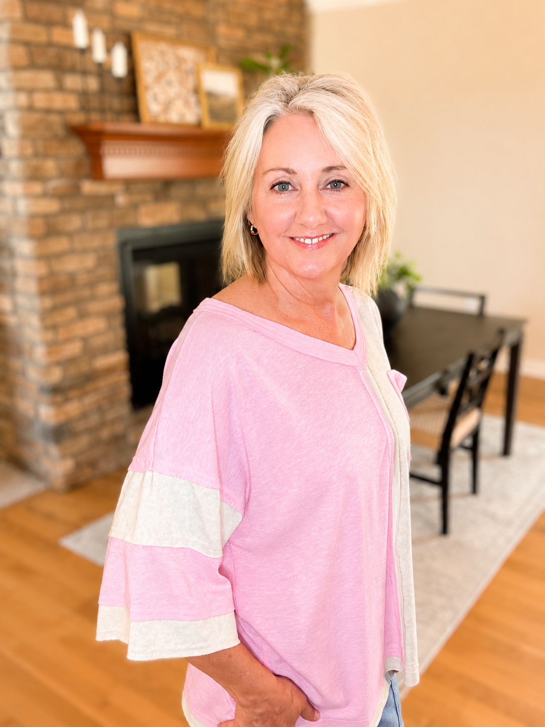 SAGE AND FIG V-NECK CONTRAST TEE