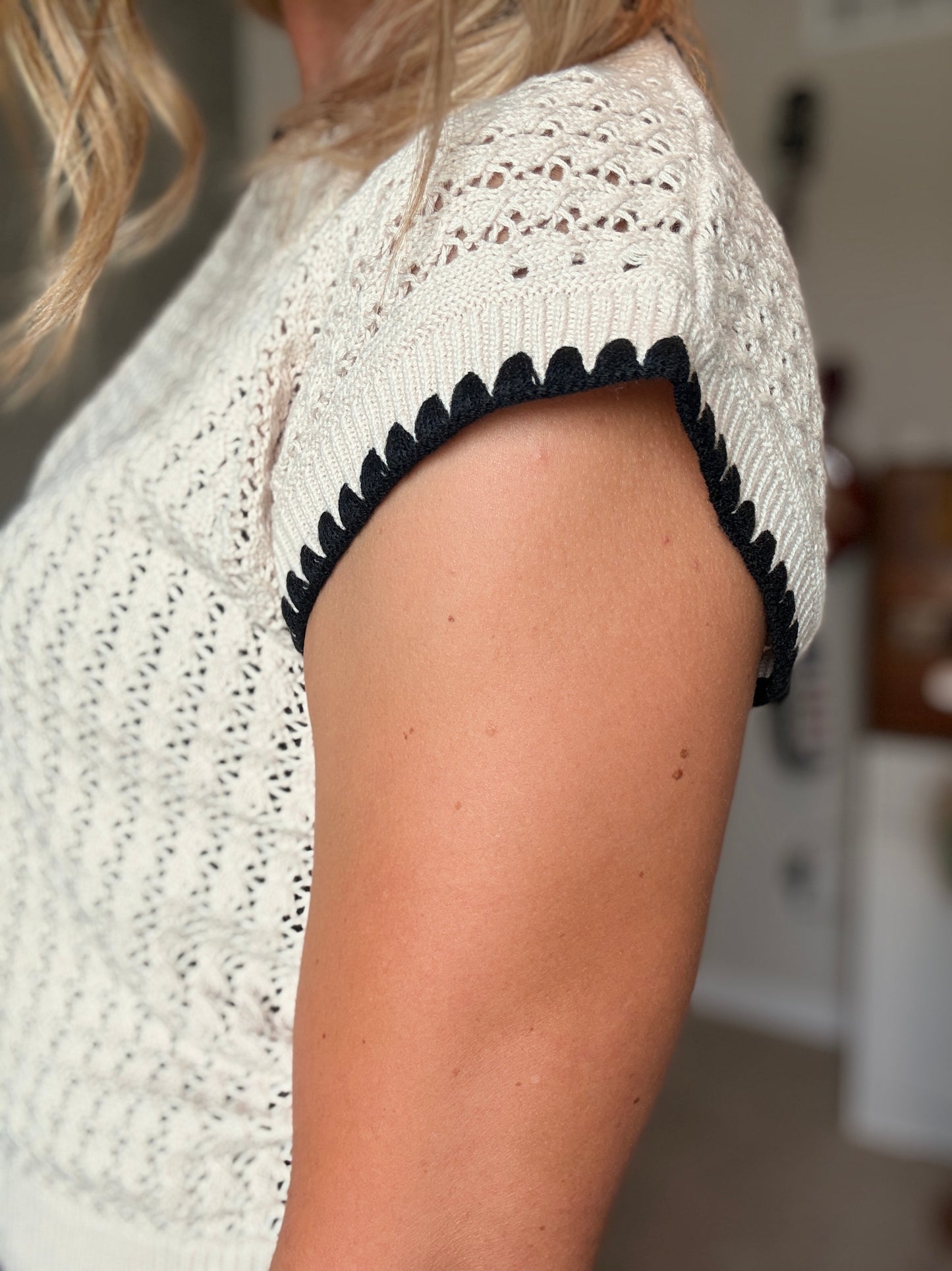 Open-knit Scalloped Top -off white/black
